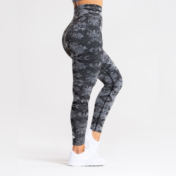 Women’s Best Camo Seamless Leggings Size Medium High-Waisted - Picture 9 of 11